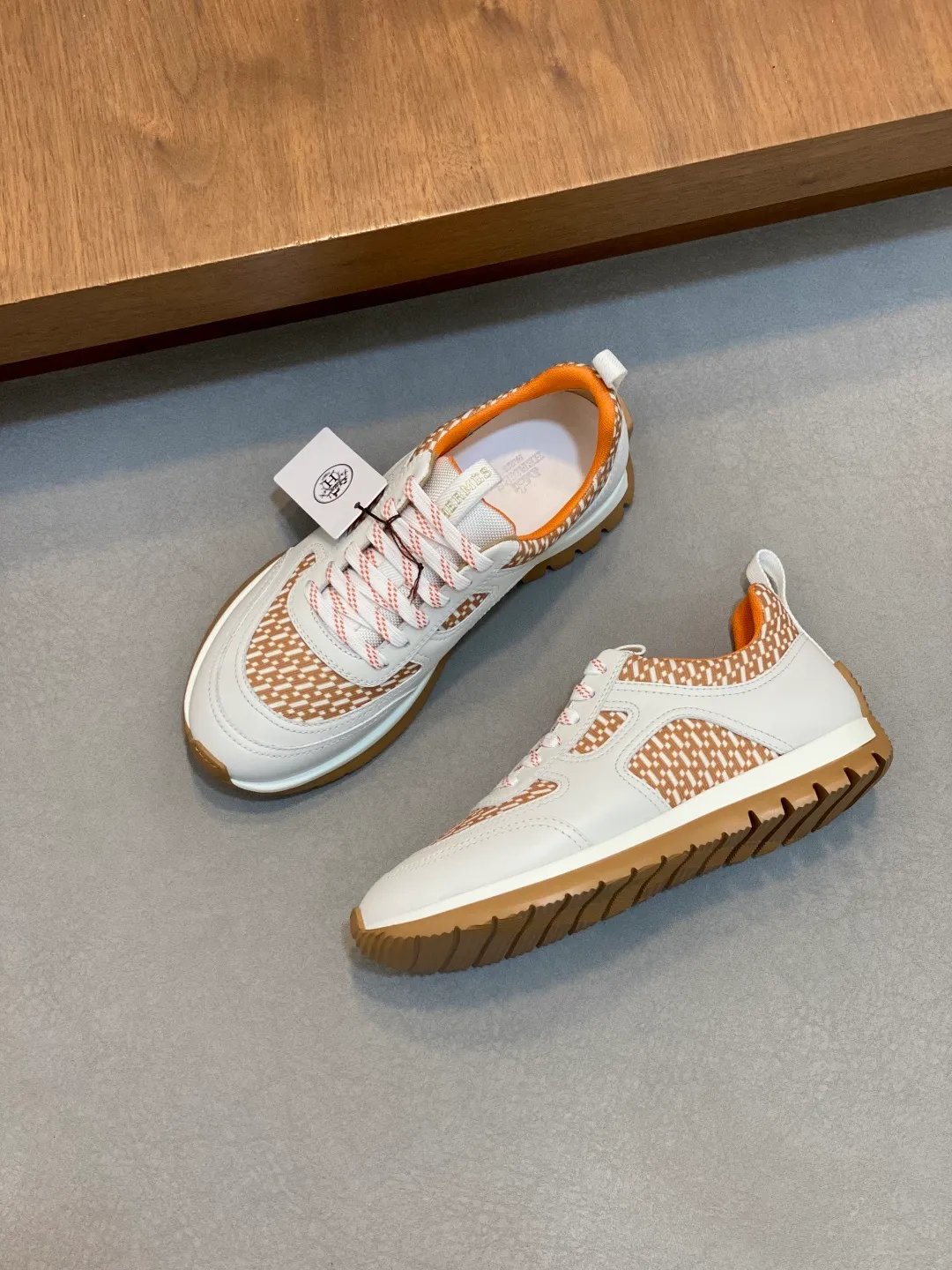Men's shoes 💰860 Hermès/Hermès official GRAMME men's sports and running casual shoes. Made of jacquard calfskin technical fabric combination. The smooth lines of the upper highlight the sports fashion style. HERMES special jacquard webbing. The outsole is made of foam shock absorption and EVA injection bottom sheet. It is a double-layer hand-made combination. The whole shoe is very comfortable, light and extremely stable after being put on. Casual and simple style. Men's shoes 39 40 41 42 43 44